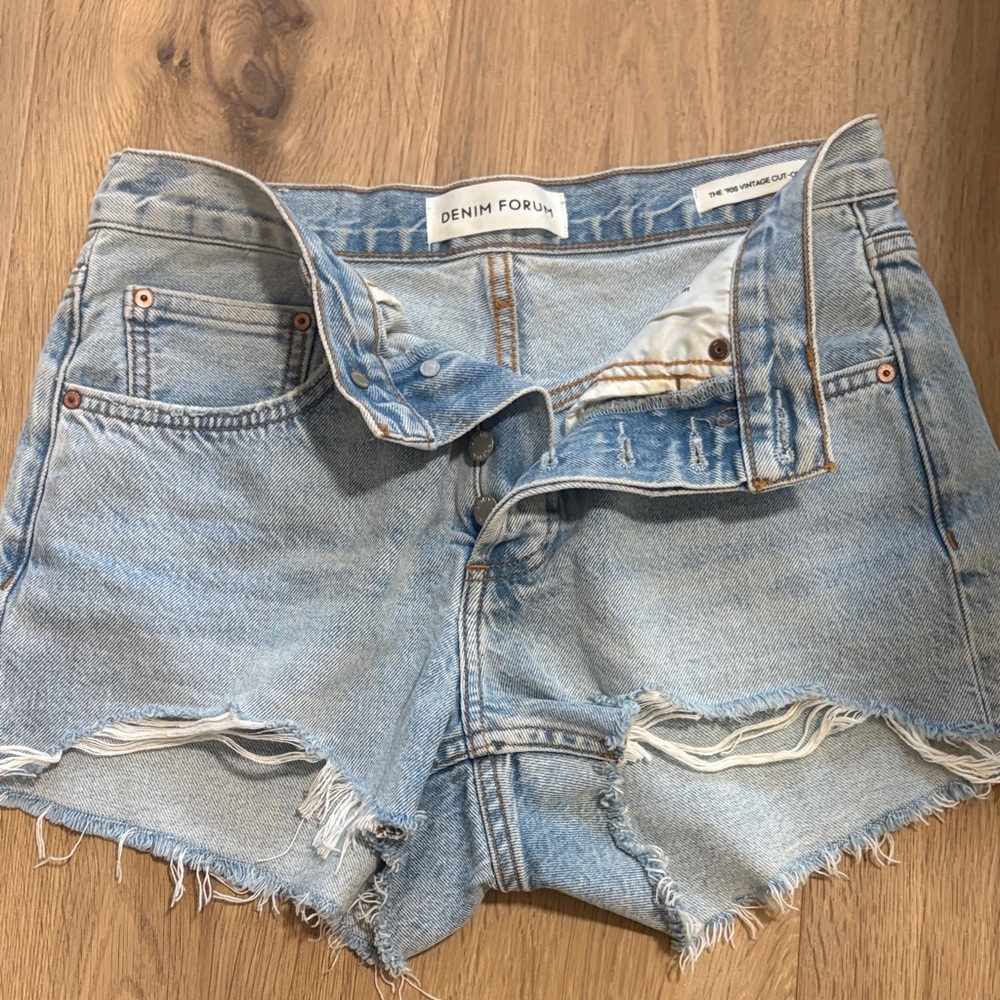 Aritzia Denim Forum Jean shorts. New without tags. Size 26. Same day ship